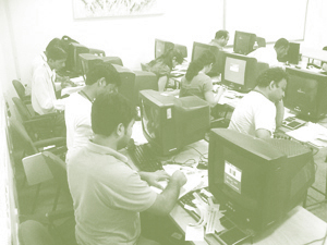 Participants engrossed in an exercise during Course01: Introduction to UXD conducted in Winter '08. Click to read their feedback about the training.
